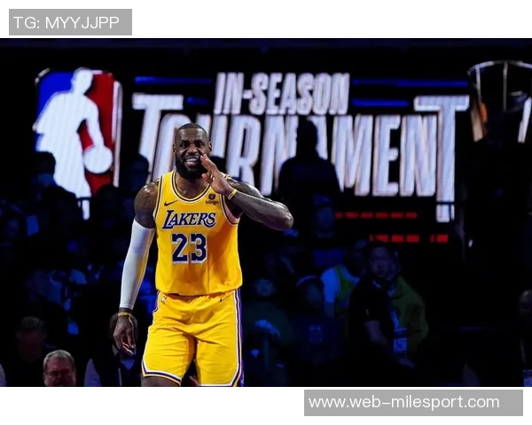 詹姆斯训练中全力指挥防守轮转声音嘶哑展现领袖风范 詹姆斯训练中全力指挥防守轮转声音嘶哑展现领袖风范