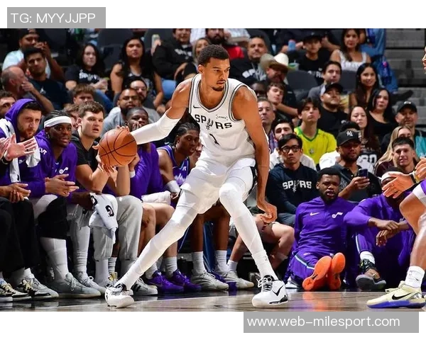 文班与哈珀同场竞技进攻防守双双领跑联盟展现强大实力 文班与哈珀同场竞技进攻防守双双领跑联盟展现强大实力