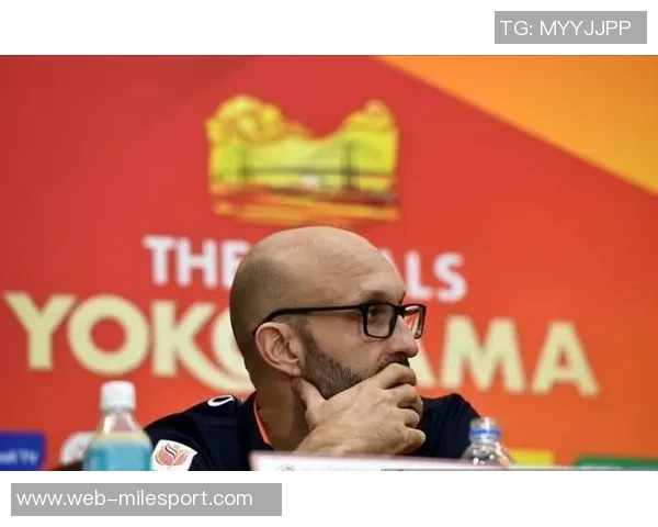 荷兰记者放弃返程航班专程留守参加斯洛特赛前发布会