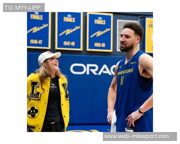 克莱女友晒拉布布穿球衣秀恩爱引发网友热议与羡慕 克莱女友晒拉布布穿球衣秀恩爱引发网友热议与羡慕