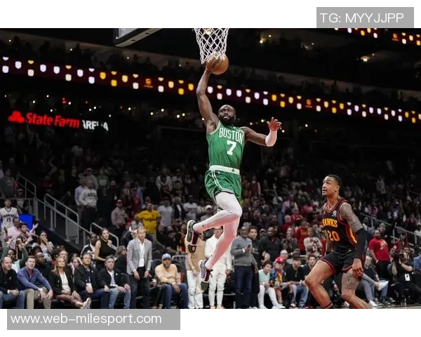 杰伦布朗三节狂砍30分5篮板助力球队进攻势头强劲